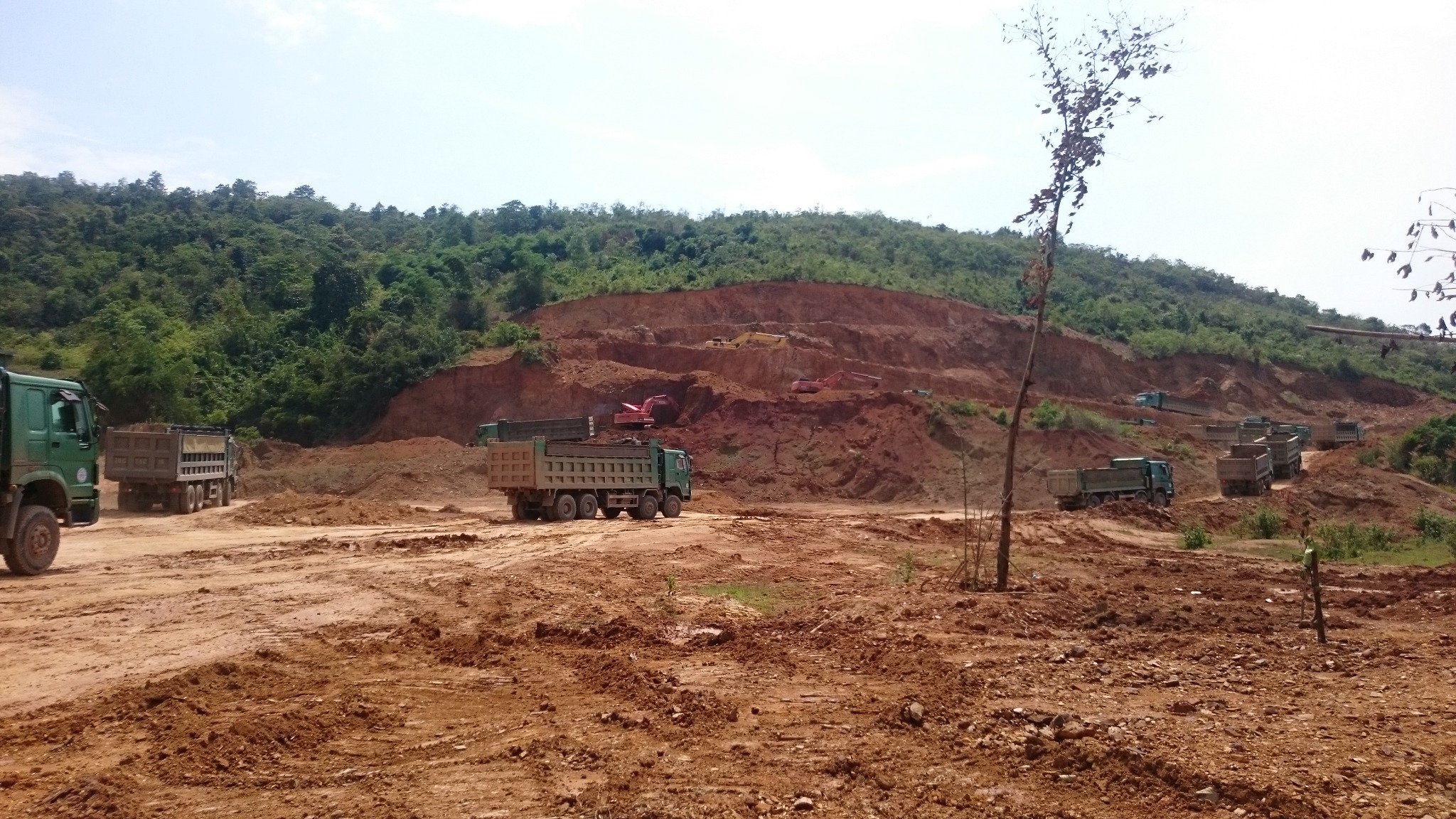 Nguồn đất san lấp và phương tiện tại bãi vật liệu