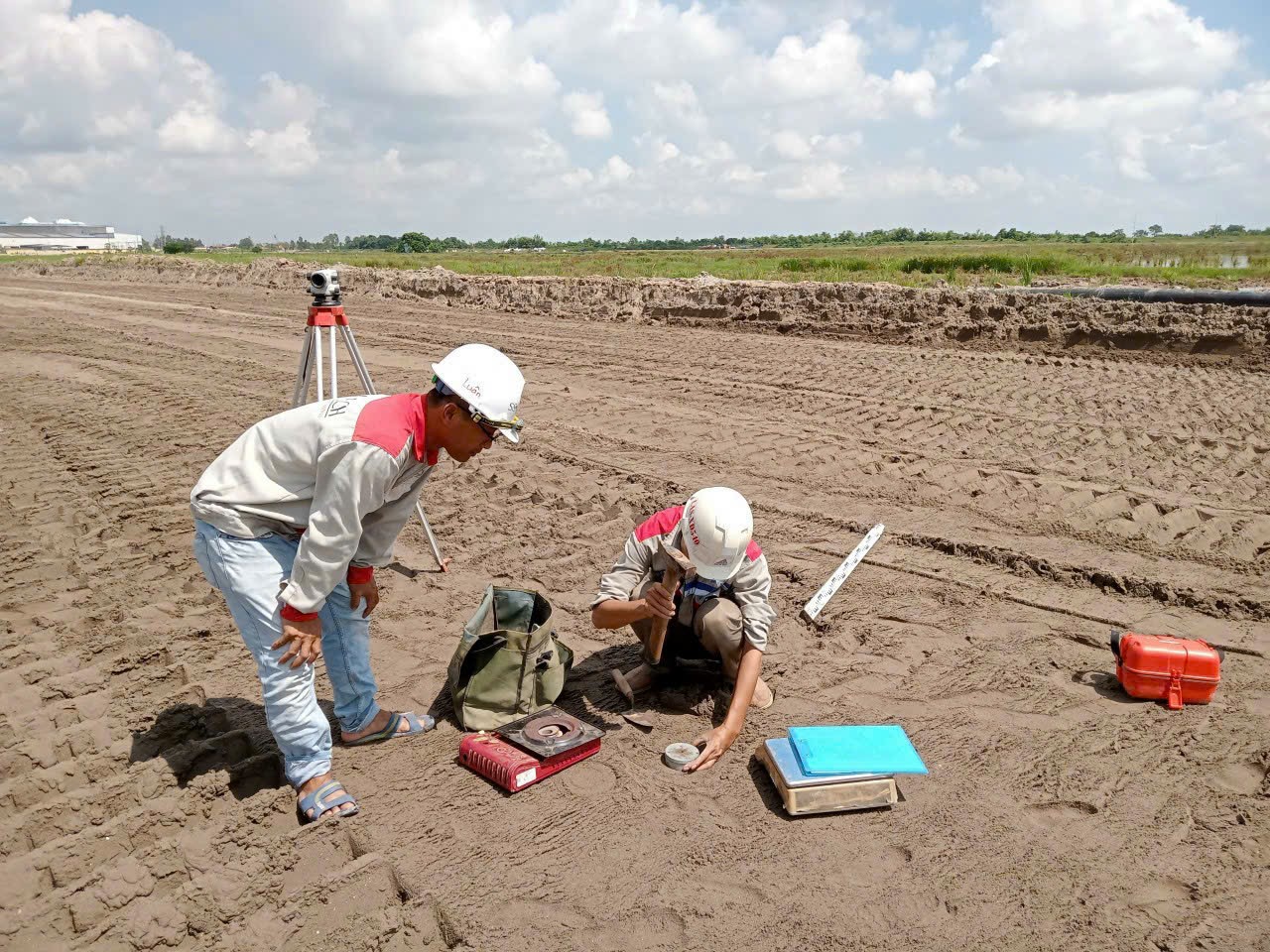 Kỹ thuật viên kiểm tra chất lượng tại hiện trường